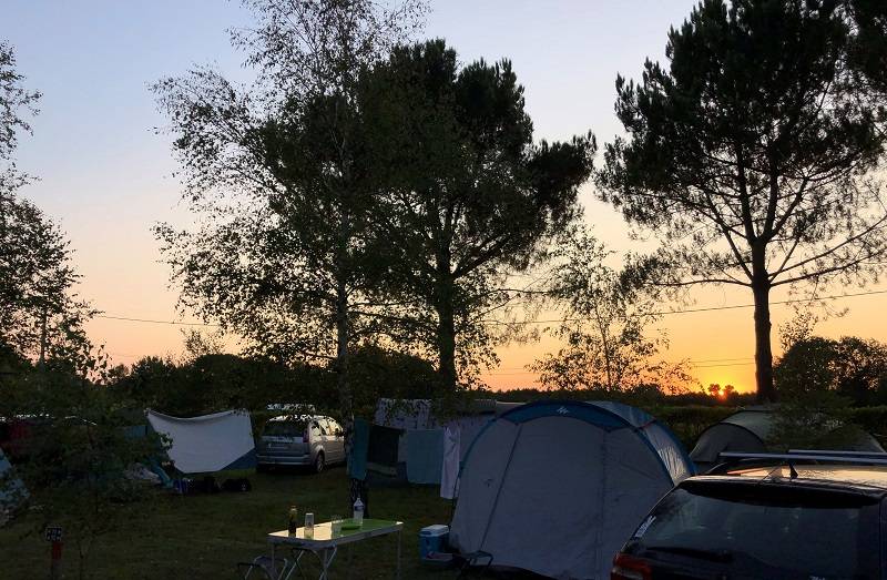 tentes-vehicules-coucher-soleil-arbres