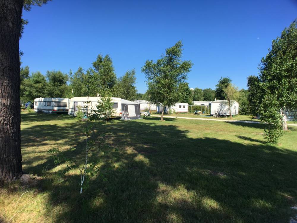 Location emplacement camping car près de Hourtin