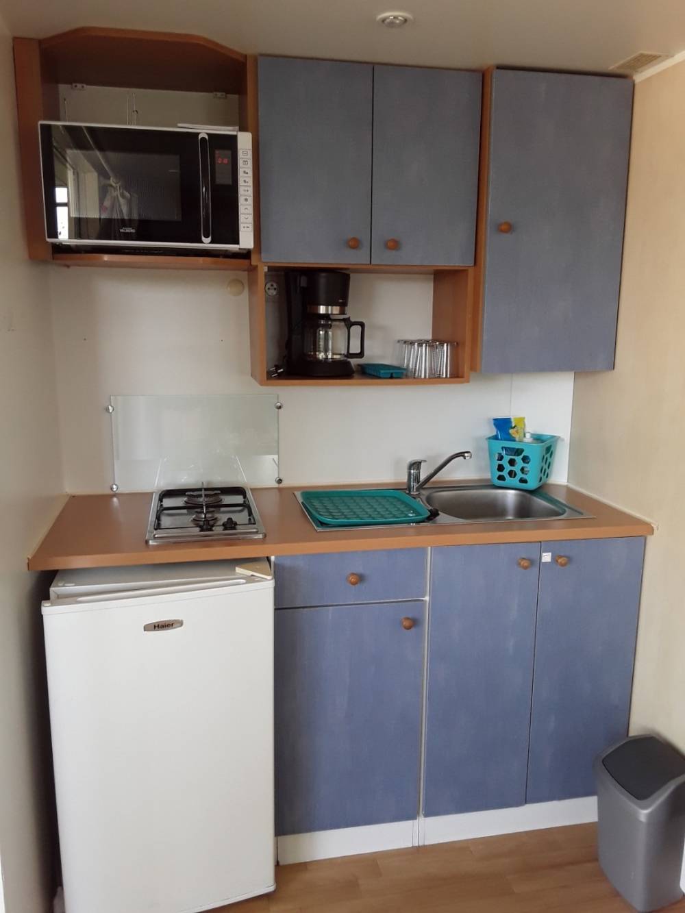 mobil-home-1-cuisine-bleu