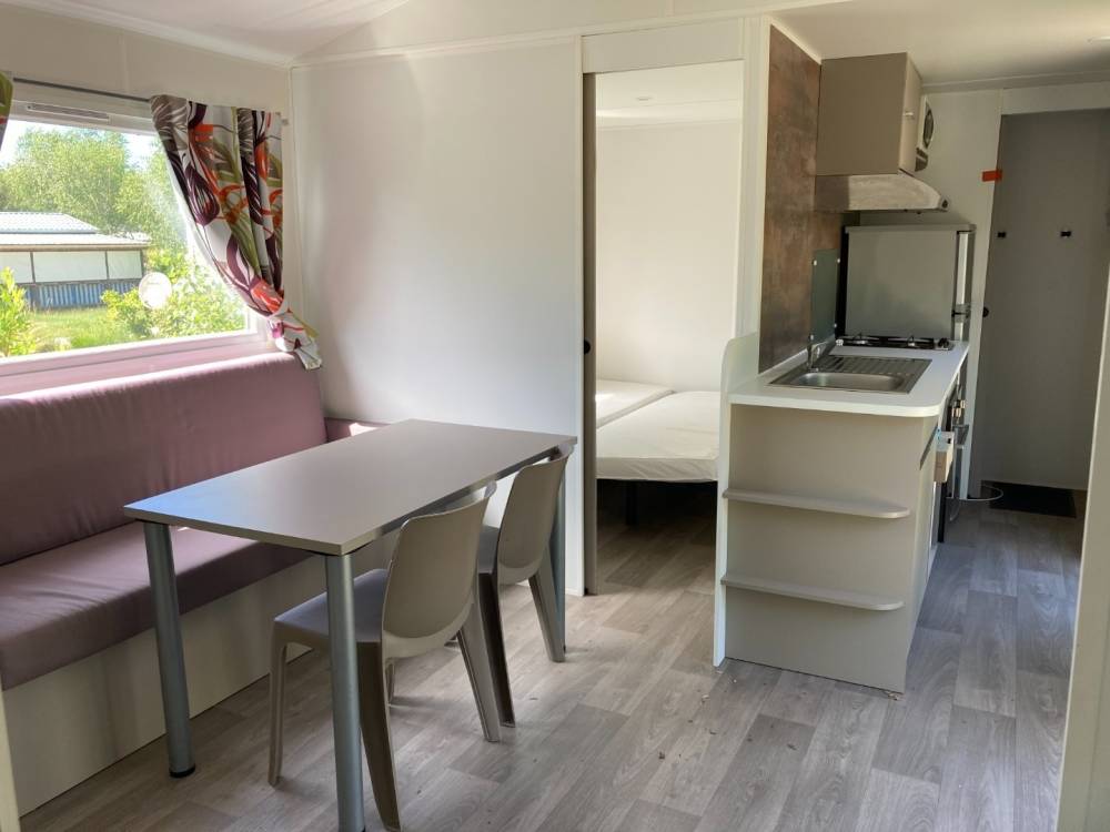 salon-cuisine-mobile-home-violet-blanc