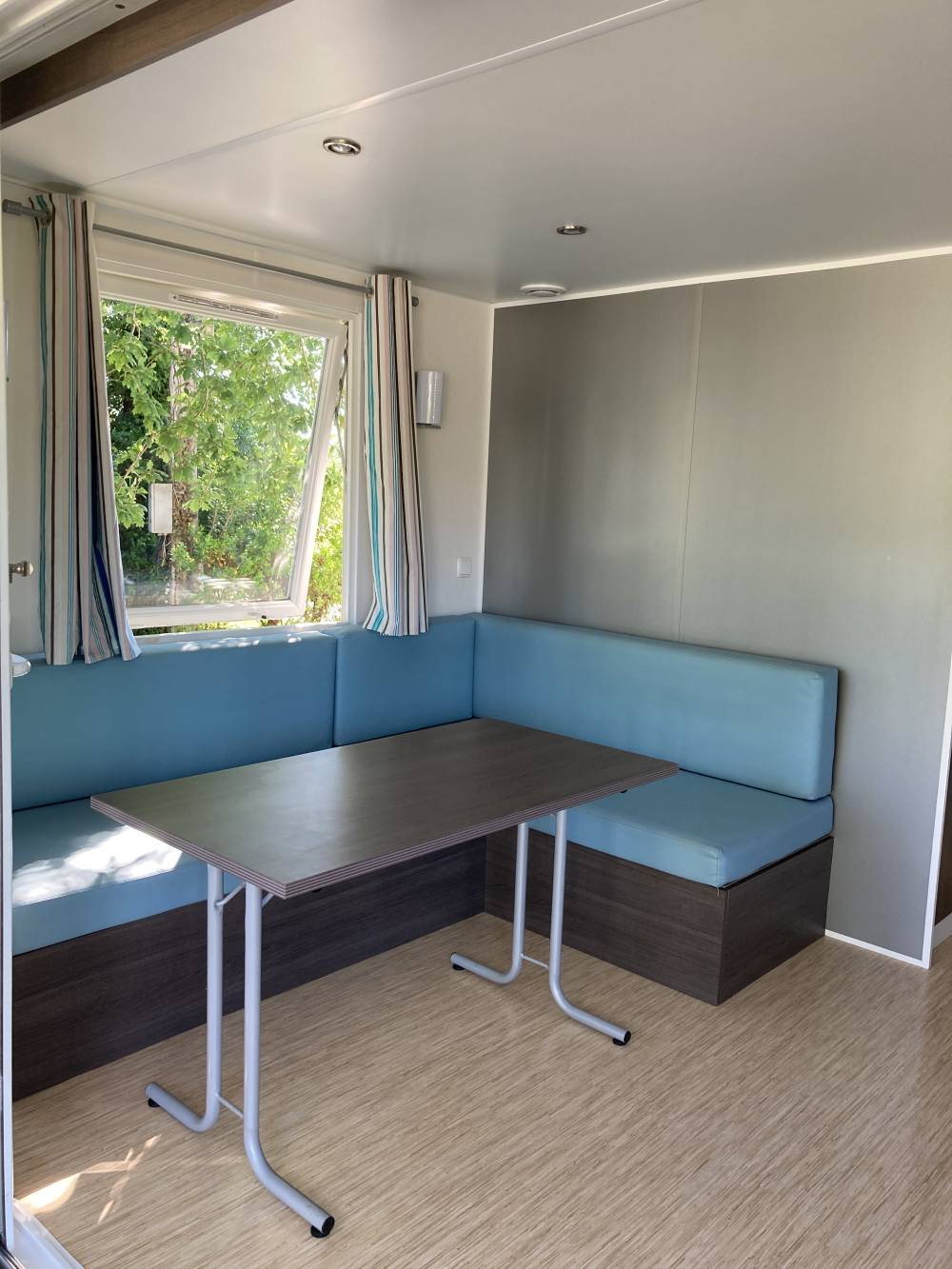 salon-bleu-mobil-home-14
